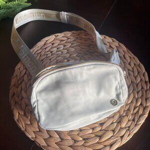 Lululemon Everywhere Belt Bag Vapor\ Gold\White